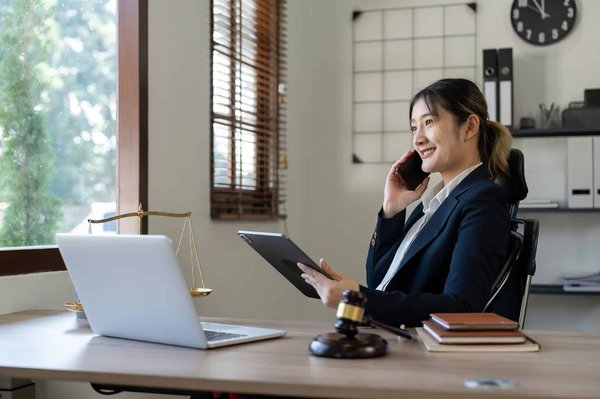 Choisir le bon avocat en droit des sociétés : guide essentiel